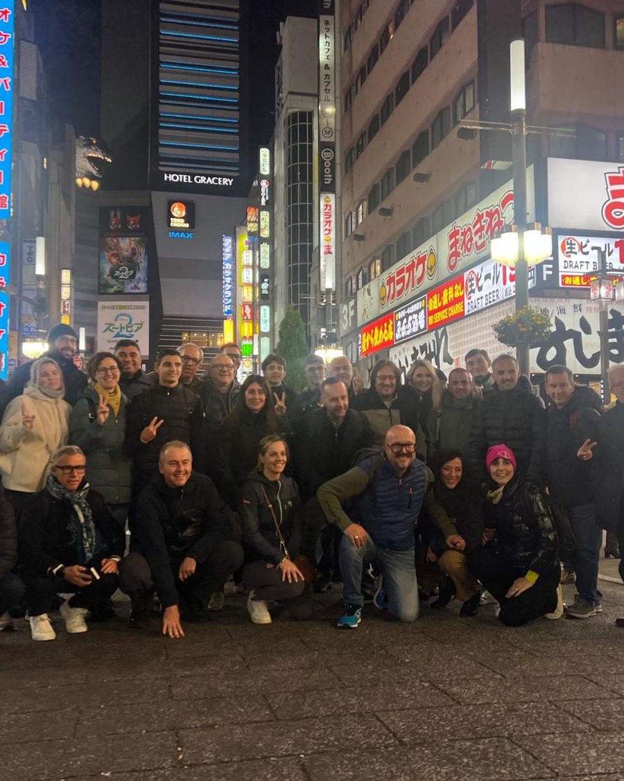 Il gruppo i-aer LAB a cena durante la Mission to Japan